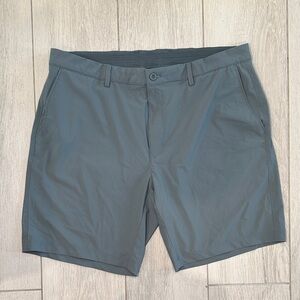 Men's  Greg Norman Gray-green flat front Shorts. Size 38